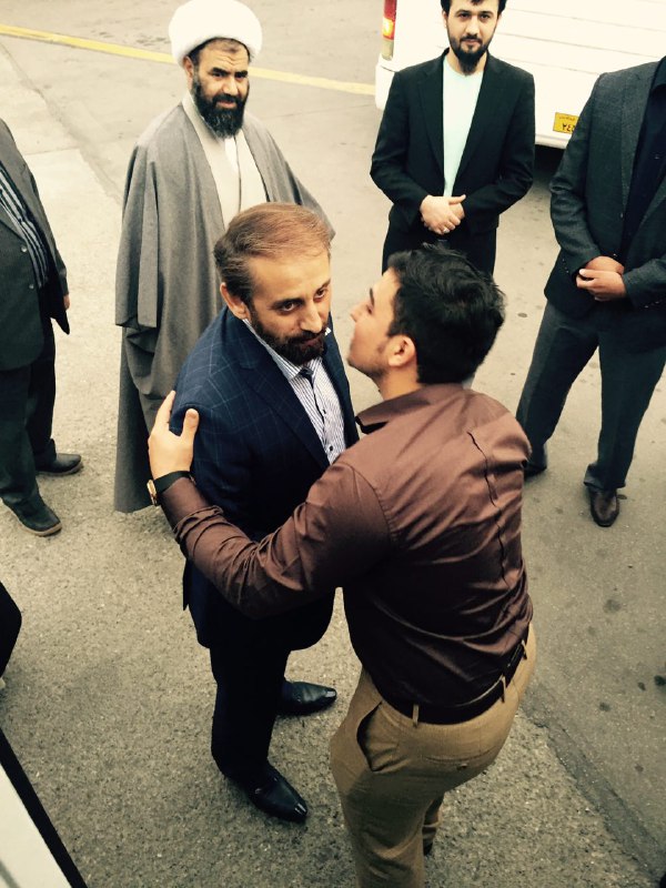 استقبال با گل و شعر از مداحی که شکوفه لبخند بر لبهای رهبر نشاند + عکس استقبال با گل و شعر از مداحی که شکوفه لبخند بر لبهای رهبر نشاند + عکس