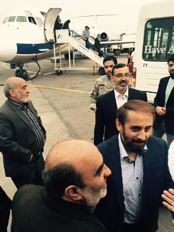 استقبال با گل و شعر از مداحی که شکوفه لبخند بر لبهای رهبر نشاند + عکس استقبال با گل و شعر از مداحی که شکوفه لبخند بر لبهای رهبر نشاند + عکس