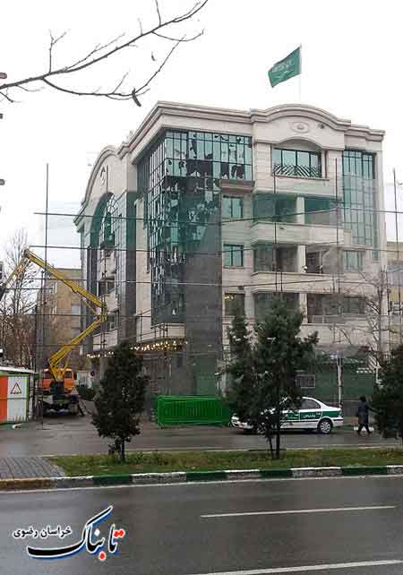 نصب دوباره پرچم سعودی و ترمیم قفس کنسولگری عربستان در مشهد