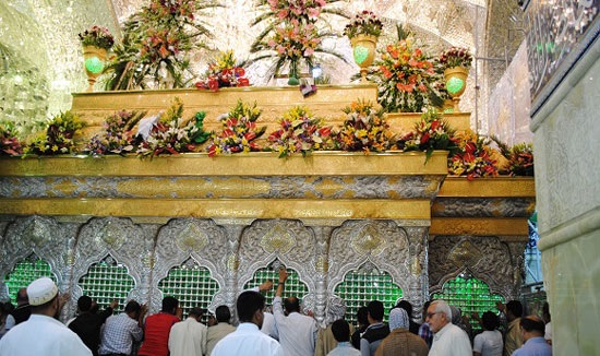 گل آرایی حرم امیرالمؤمنین بدست هنرمندان پارسی گل آرایی حرم امیرالمؤمنین بدست هنرمندان پارسی
