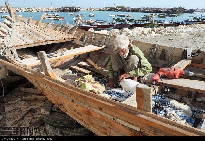 پیرمردی که به تنهایی «بلم» می سازد + تصاویر پیرمردی که به تنهایی «بلم» می سازد + تصاویر