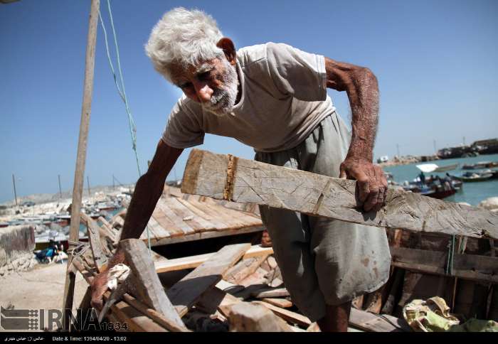 پیرمردی که به تنهایی «بلم» می سازد + تصاویر پیرمردی که به تنهایی «بلم» می سازد + تصاویر