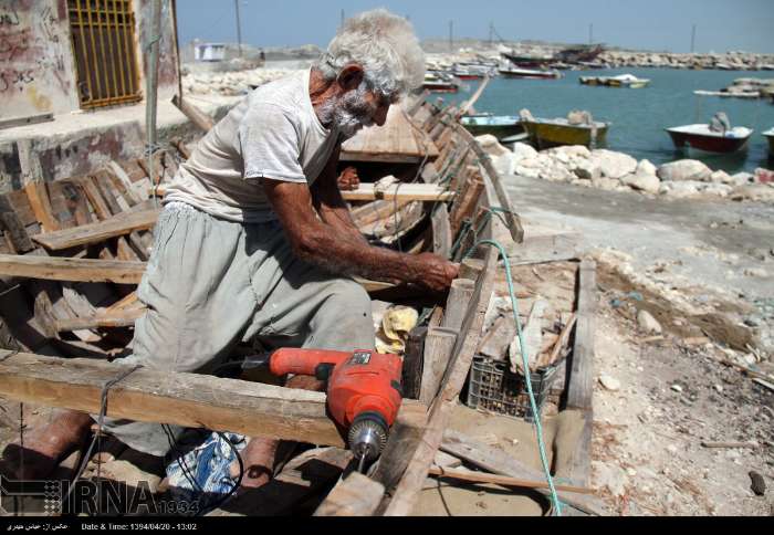 پیرمردی که به تنهایی «بلم» می سازد + تصاویر پیرمردی که به تنهایی «بلم» می سازد + تصاویر