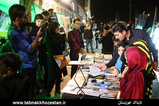 نذر کتاب جوانان اهوازی در مراسم های عزاداری سطح شهر + تصاویر نذر کتاب جوانان اهوازی در مراسم های عزاداری سطح شهر + تصاویر