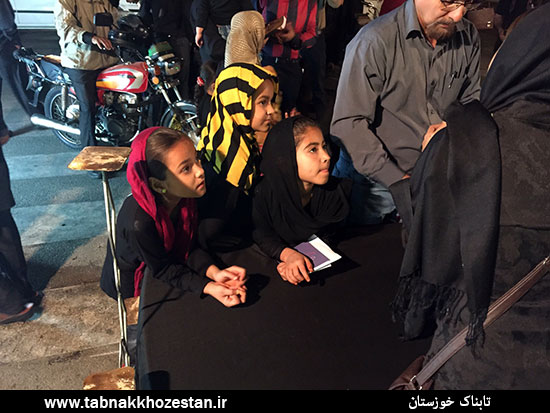 نذر کتاب جوانان اهوازی در مراسم های عزاداری سطح شهر + تصاویر نذر کتاب جوانان اهوازی در مراسم های عزاداری سطح شهر + تصاویر