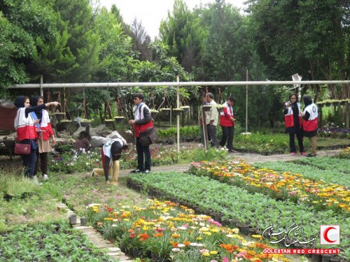 بازدید اعضای واحد جوانان هلال احمر بندرترکمن ازمرکز پرورش گل وگیاه