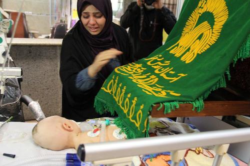 گزارش تصویری عیادت خادمین حرم مطهر رضوی از بیماران بیمارستان های اراک