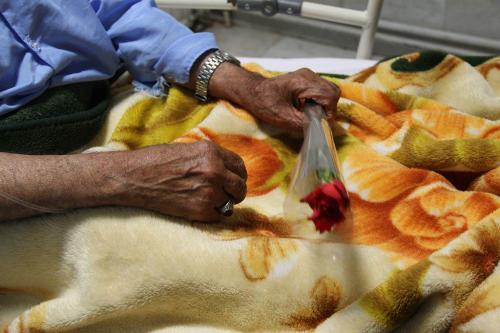 گزارش تصویری عیادت خادمین حرم مطهر رضوی از بیماران بیمارستان های اراک