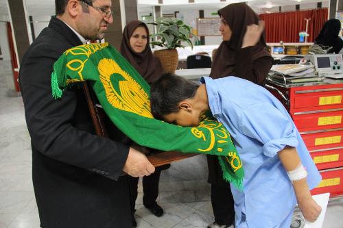 گزارش تصویری عیادت خادمین حرم مطهر رضوی از بیماران بیمارستان های اراک