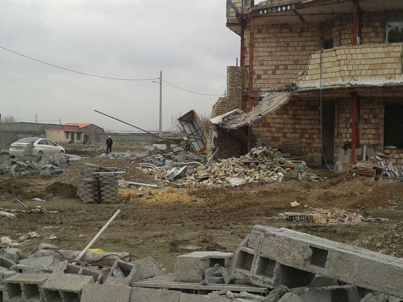 تخریب زمین&zwnj;های کشاورزی و منازل 12 ساله در حاشیه شهر مشهد / 5 نفر مجروح و بازداشت شدند / زمین&zwnj;های این روستا متعلق به آستان قدس رضوی بوده و از سال 1342 به کشاورزان واگذار شده است