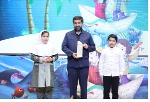 همزمان با هفته ملی کودک منشور آینده کودکان رونمایی و به استاندار خوزستان اهدا شد