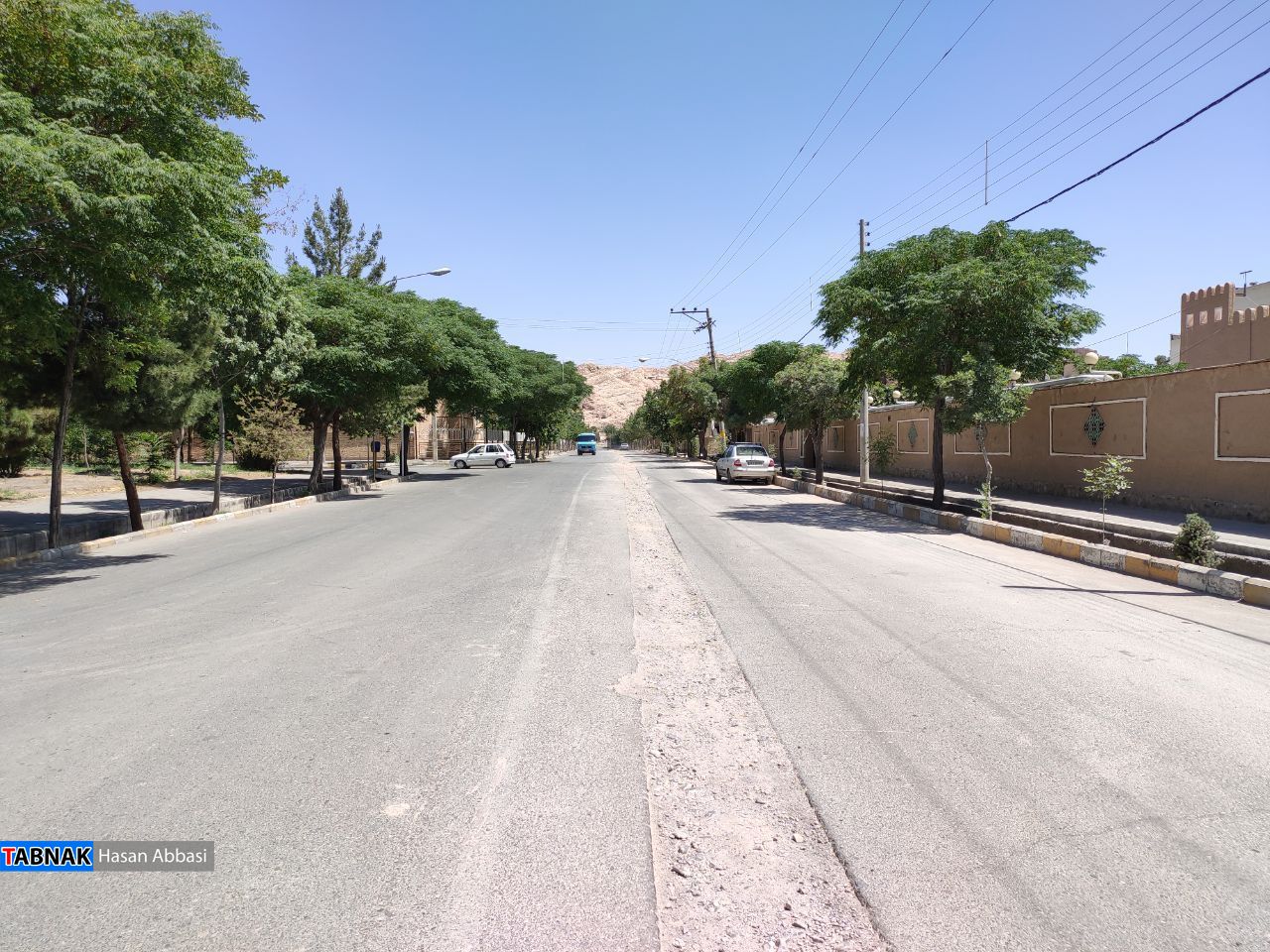 مردم در سراسر خیابان مدیریت دو ماهه که در حال خاک خوردن هستند