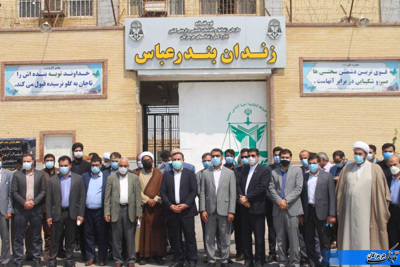 آزادی ۷۵ نفر از زندانیان در بازدید همزمان رئیس کل دادگستری و قضات هرمزگان از زندان های استان/به ۱۸۰۰ نفر از مددجویان مرخصی اعطا شد