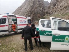 مردم موگرمون لنده در زمستان بدین شکل بیماران خود را به مراکز درمانی میرسانند+فیلم مردم موگرمون لنده در زمستان بدین شکل بیماران خود را به مراکز درمانی میرسانند+فیلم