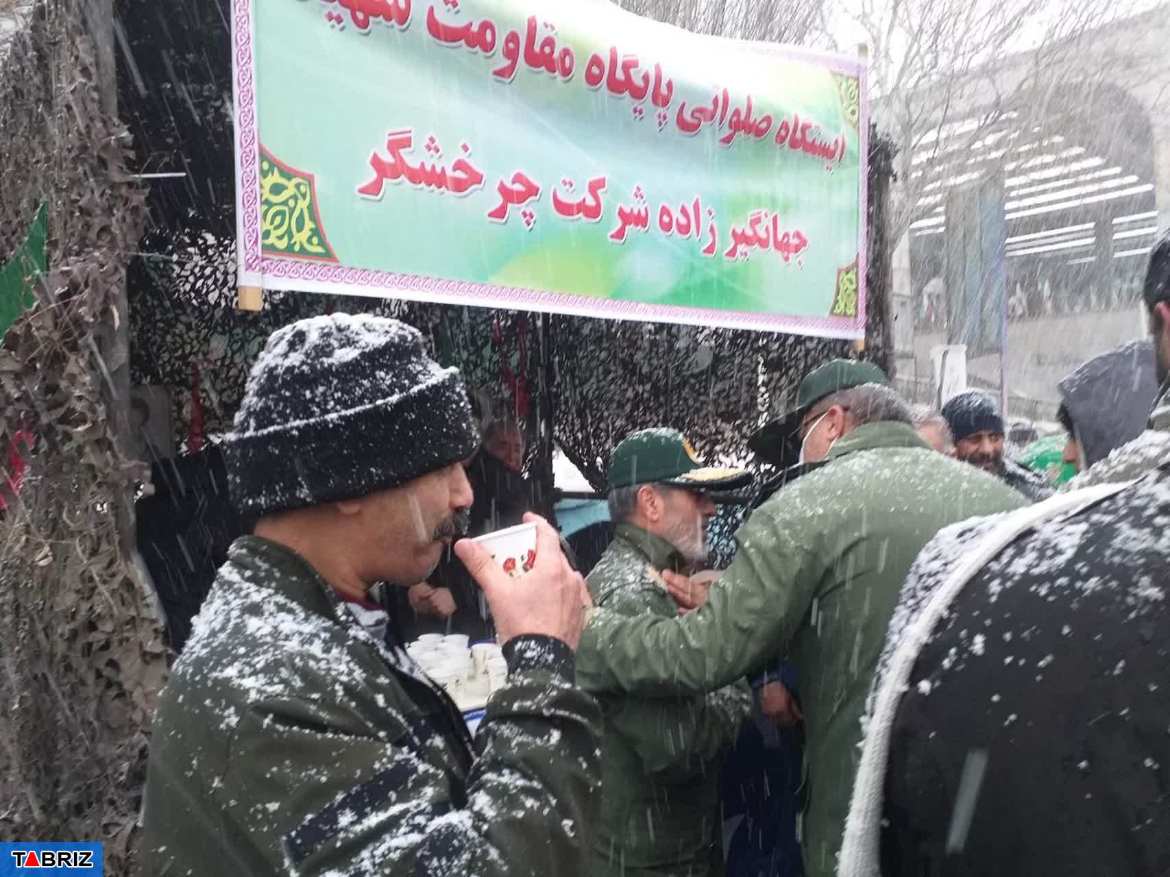 غبارروبی گلزار شهدا بمناسبت فرارسیدن دهه فجر/ برپایی موکب پذیرایی در وادی رحمت تبریز غبارروبی گلزار شهدا بمناسبت فرارسیدن دهه فجر/ برپایی موکب پذیرایی در وادی رحمت تبریز