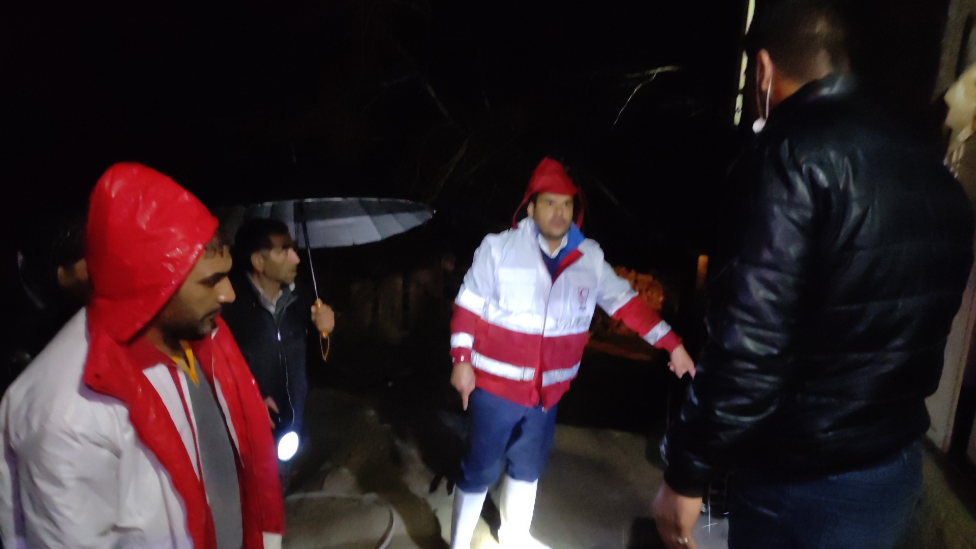 بازدید میدانی بخشدار مرکزی از منازل آسیب دیده بازدید میدانی بخشدار مرکزی از منازل آسیب دیده