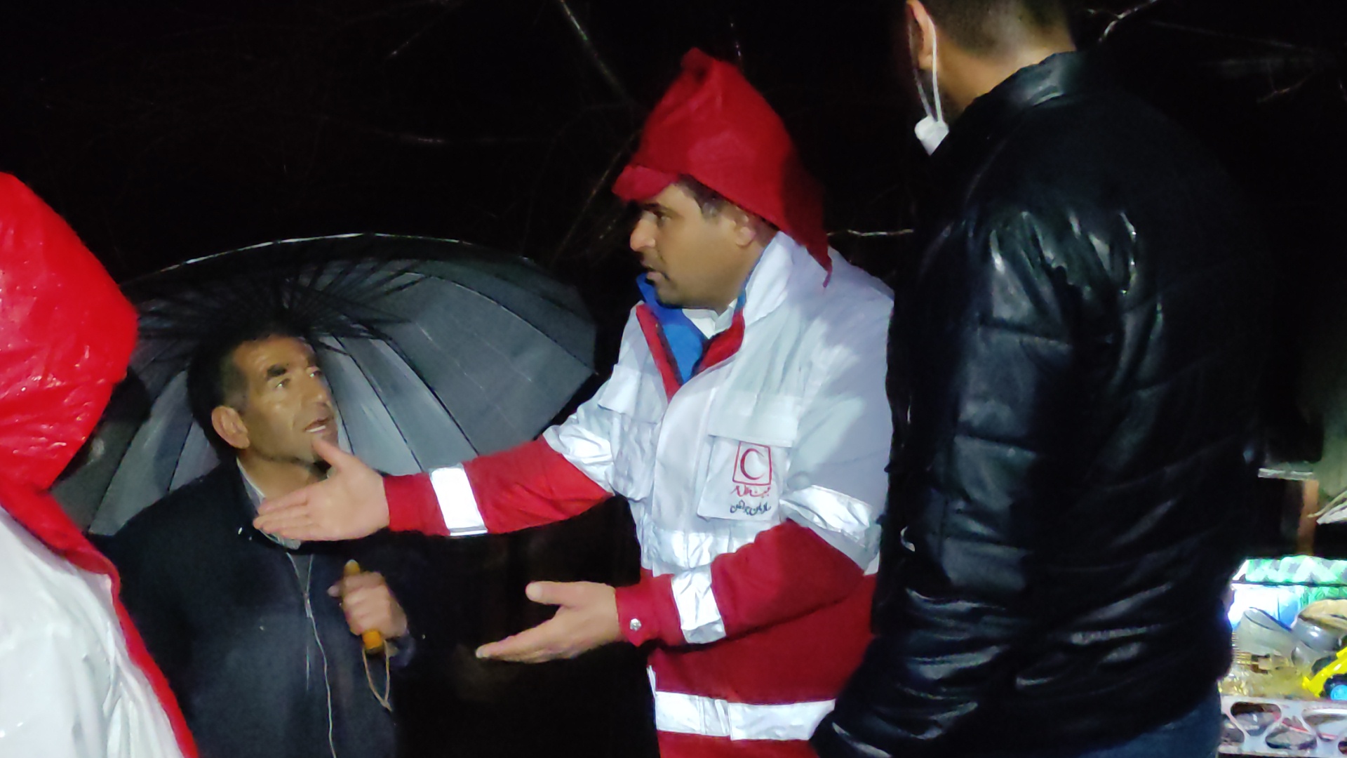 بازدید میدانی بخشدار مرکزی از منازل آسیب دیده بازدید میدانی بخشدار مرکزی از منازل آسیب دیده