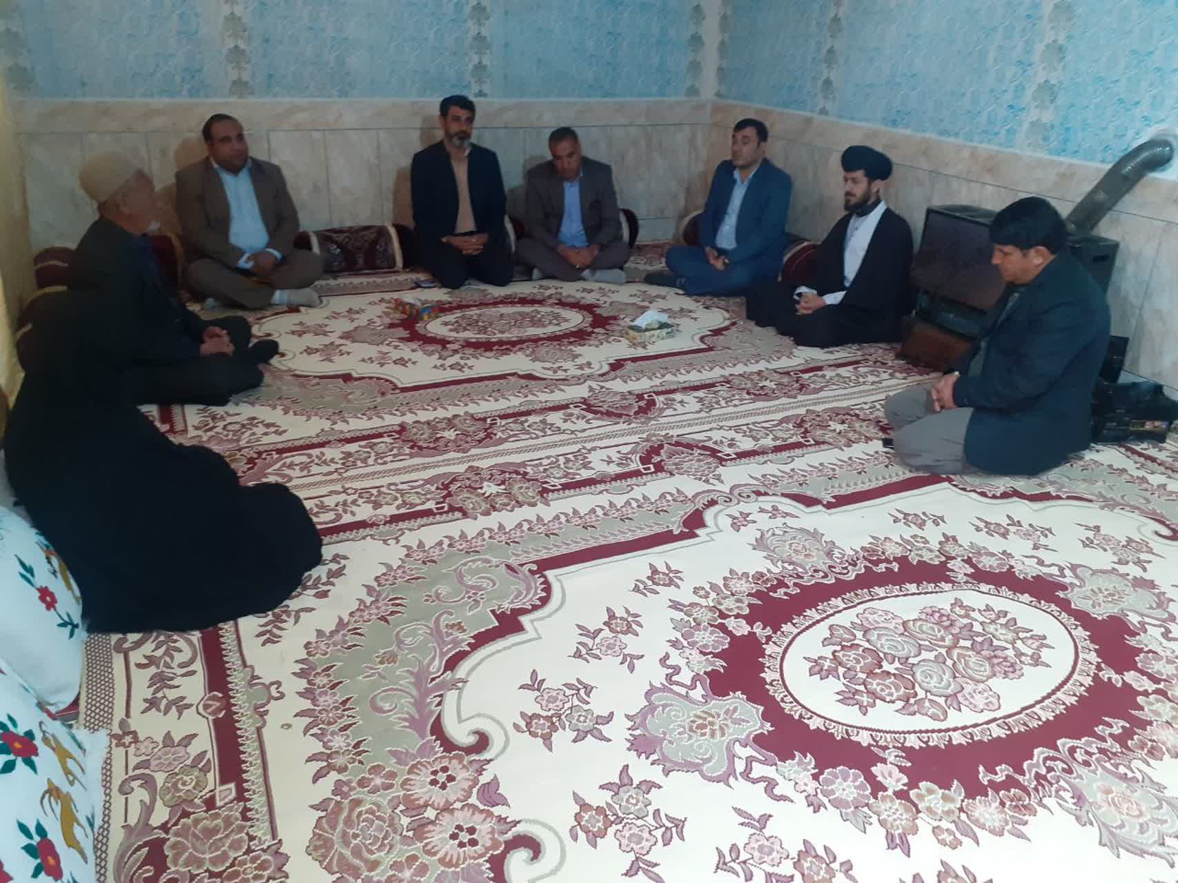 تجلیل فرماندار و مسئولان مارگون از خانواده شهدا تجلیل فرماندار و مسئولان مارگون از خانواده شهدا