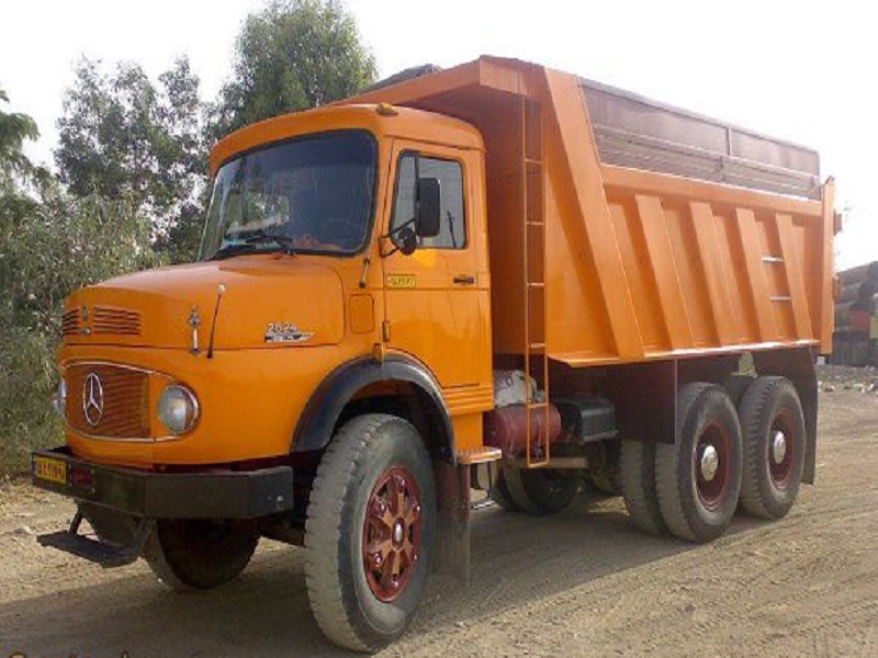 توقیف دو کامیون حاوی کنجاله سویا