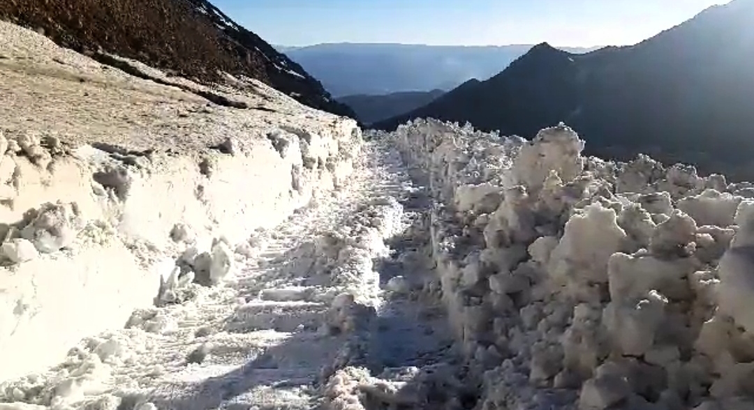 بازگشایی گردنه برف گیر بیژن در شهرستان دنا