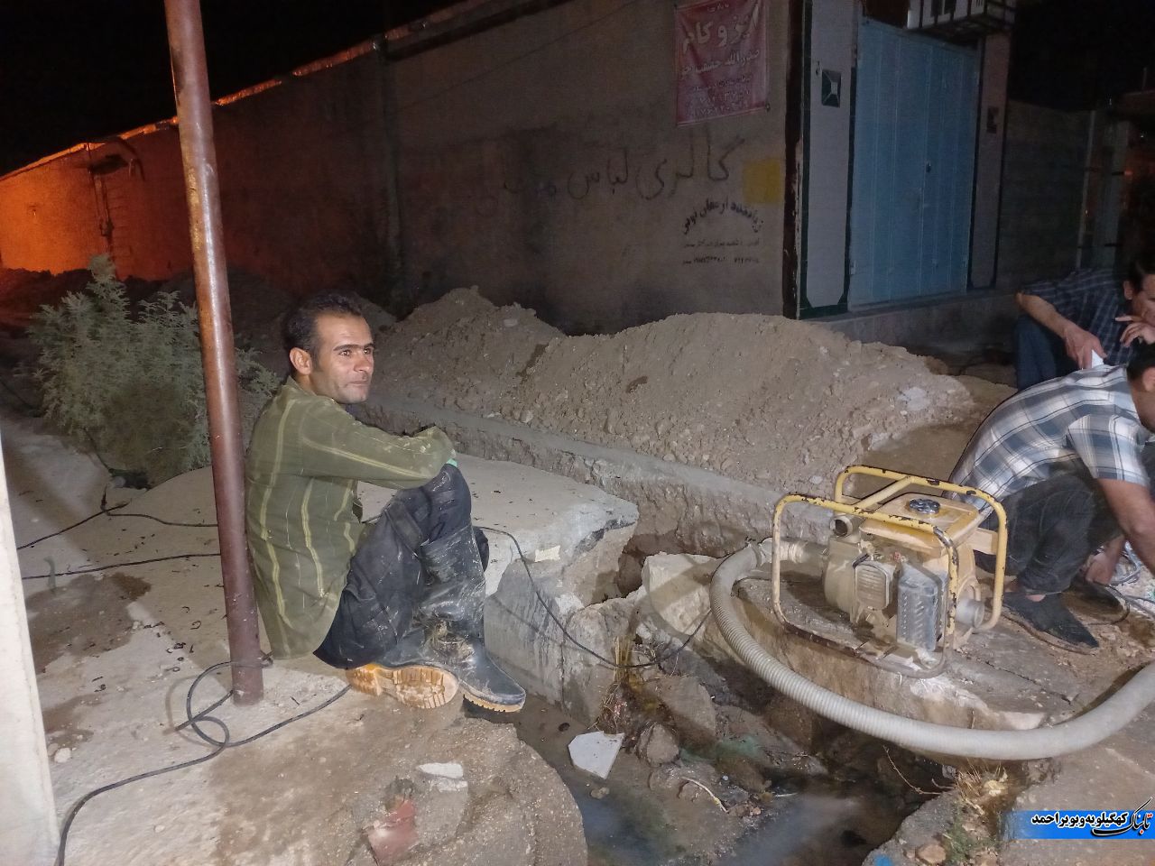 چرا این مدیر در لنده محبوب است/شبکه ای فرسوده و اداره ای که تا نیمه های شب مشغول کار است چرا این مدیر در لنده محبوب است/شبکه ای فرسوده و اداره ای که تا نیمه های شب مشغول کار است