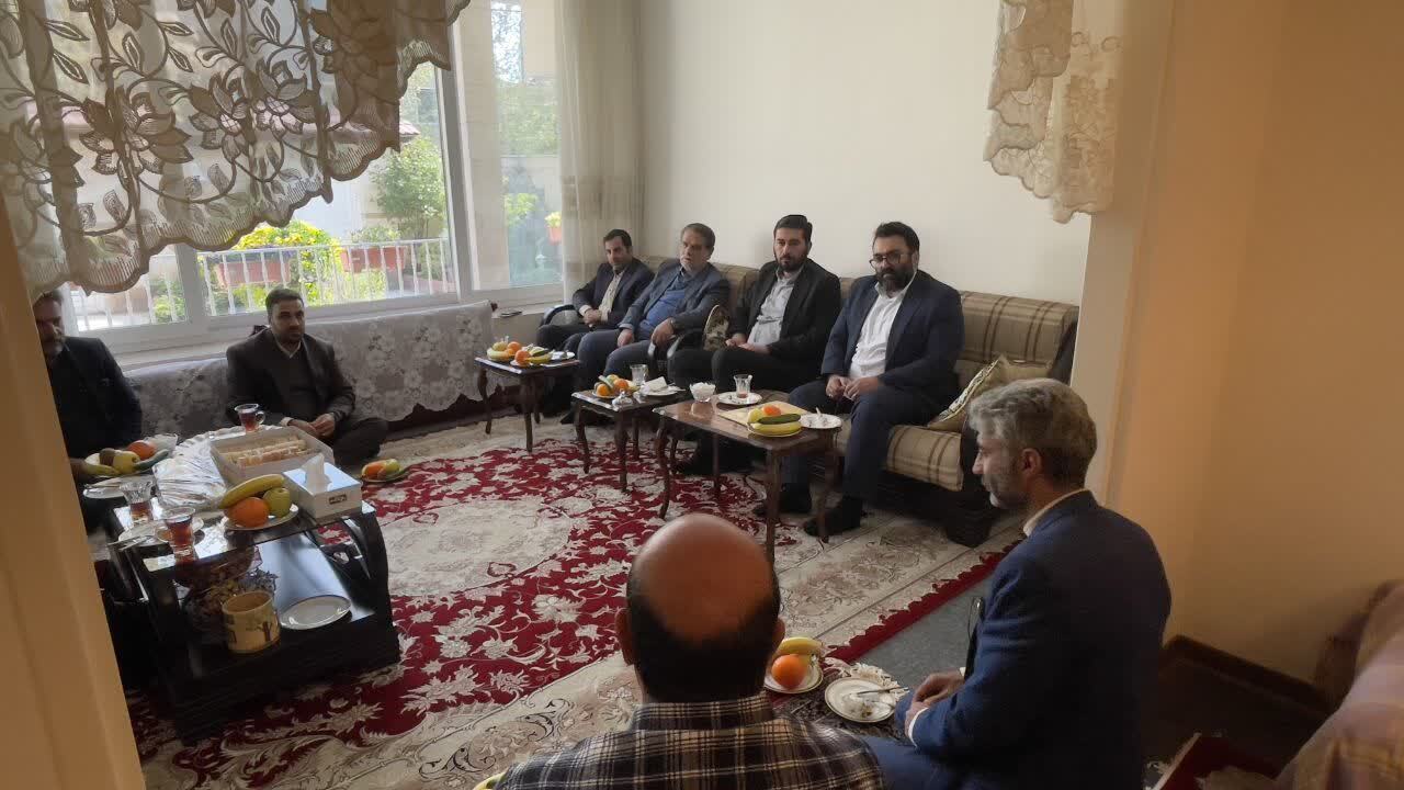 دیدار فرماندار شمیرانات با خانواده معظم شهیدان رحیمی