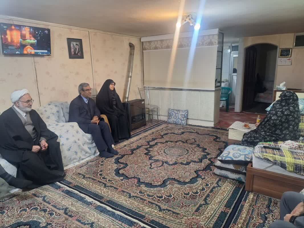 استاندار خراسان رضوی به مناسبت ولادت حضرت زهرا (س) با مادر شهید رئیسی دیدار کرد