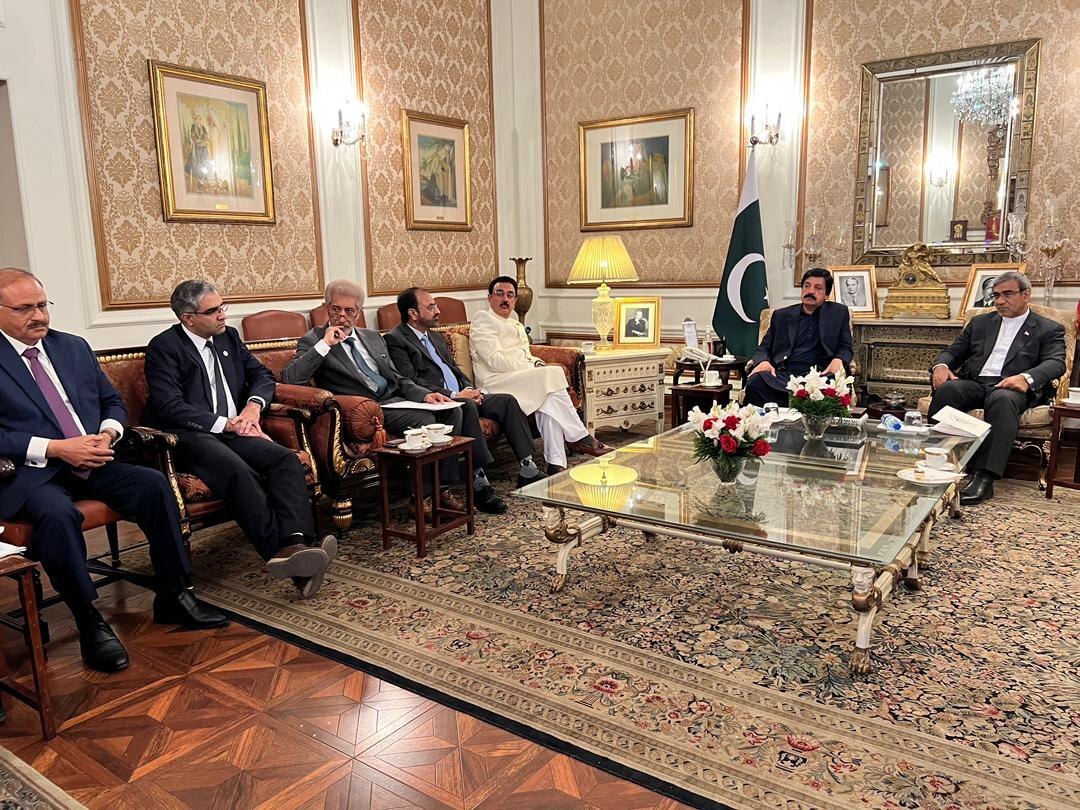 حضور استاندار خراسان رضوی بر سر مزار اقبال لاهوری/ افزایش تعاملات علمی و تسهیل شرایط اعزام دانشجو و ویزای دانشجویی