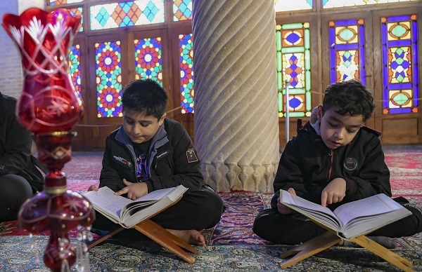 گزارش تصویری ضیافت نور در نصیرالملک: تلاوت و تفسیر قرآن در ماه رمضان گزارش تصویری ضیافت نور در نصیرالملک: تلاوت و تفسیر قرآن در ماه رمضان