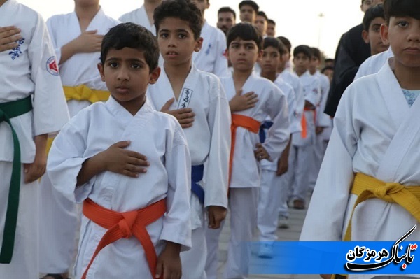 اجرای حرکات رزمی و زنجیره انسانی 450 ورزشکار قشمی در روز ملی خلیج فارس