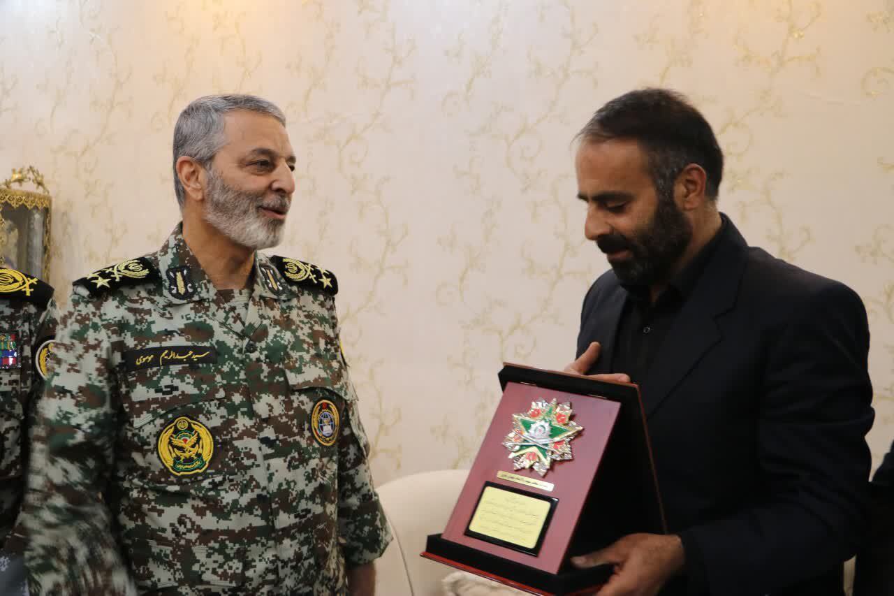 اهدای پرچم و نشان فداکاری توسط فرماندهی کل ارتش به خانواده شهید مهدی نقوی
