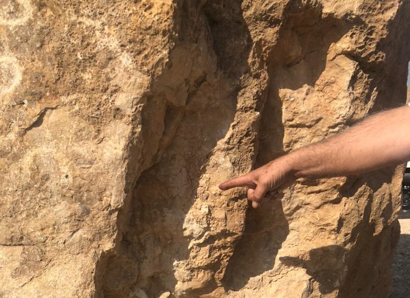 سنگنگاره اشکانی فارس در آستانه نابودی/هوازدگی سرباز پارتی در حال تیراندازی سنگنگاره اشکانی فارس در آستانه نابودی/هوازدگی سرباز پارتی در حال تیراندازی