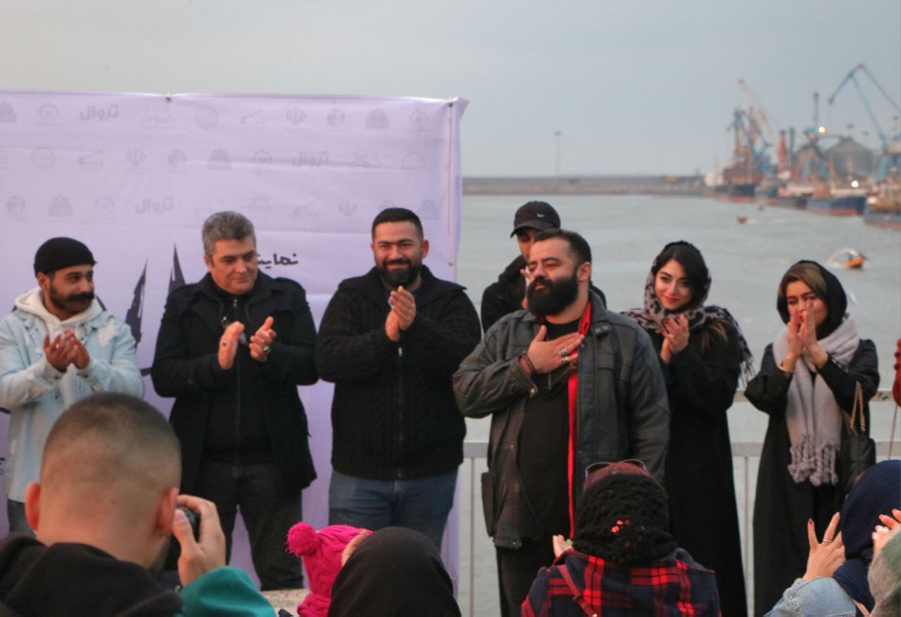 رونمایی از دیوارکوب نمایش «چلاق آینیشمان» در بندر انزلی+تصاویر رونمایی از دیوارکوب نمایش «چلاق آینیشمان» در بندر انزلی+تصاویر