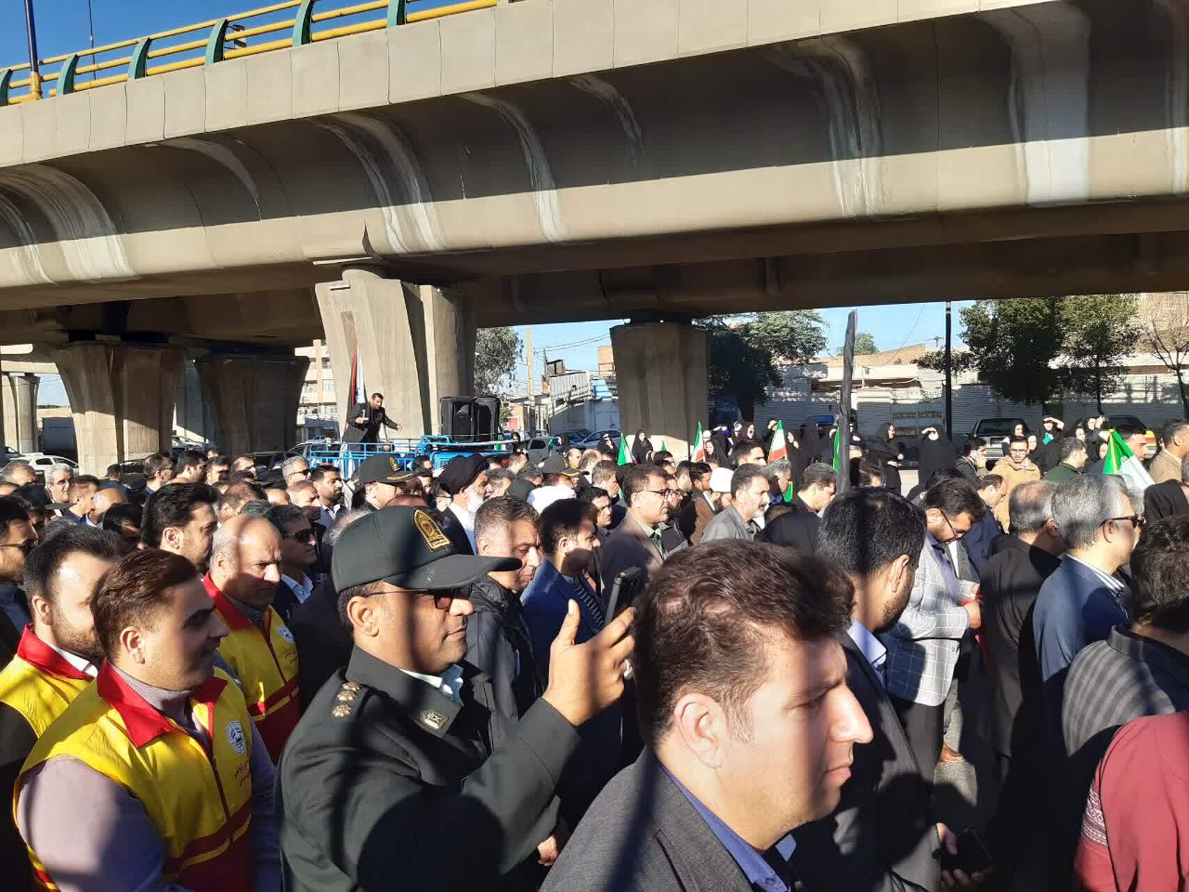 قهرمان به میدان آمد/تشییع و تدفین شهید گمنام در ورزشگاه تختی اهواز قهرمان به میدان آمد/تشییع و تدفین شهید گمنام در ورزشگاه تختی اهواز