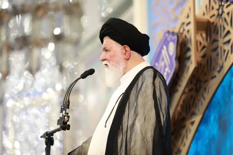 نماینده ولی فقیه در خراسان رضوی: شهادت فرماندهان و دانشمندان هسته‌ای خللی در راه انقلاب ایجاد نمی‌کند/ پاسخ دشمن، ایستادگی مردم است