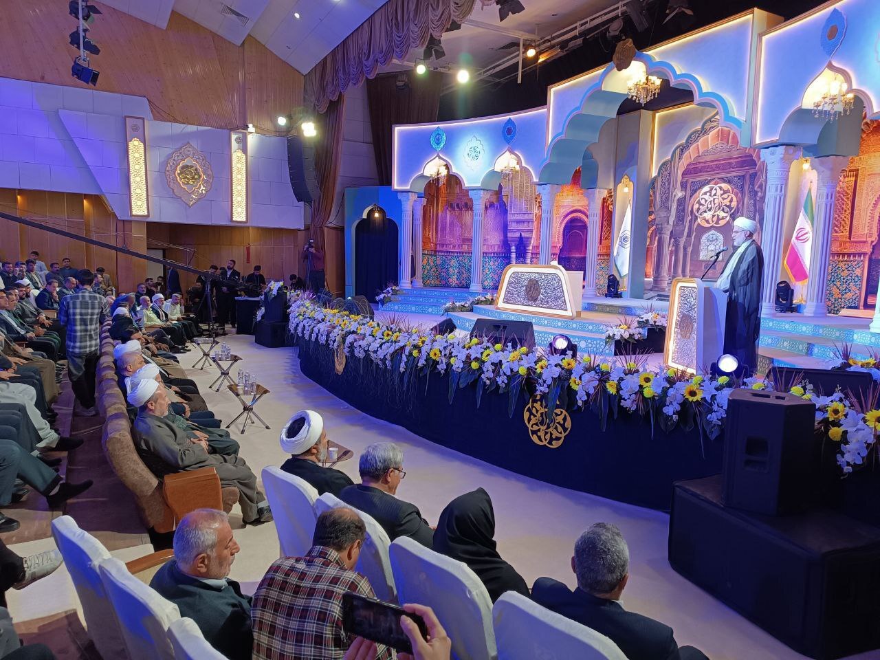 قرآن کریم چراغ راه و سرمایه معنوی جامعه است قرآن کریم چراغ راه و سرمایه معنوی جامعه است