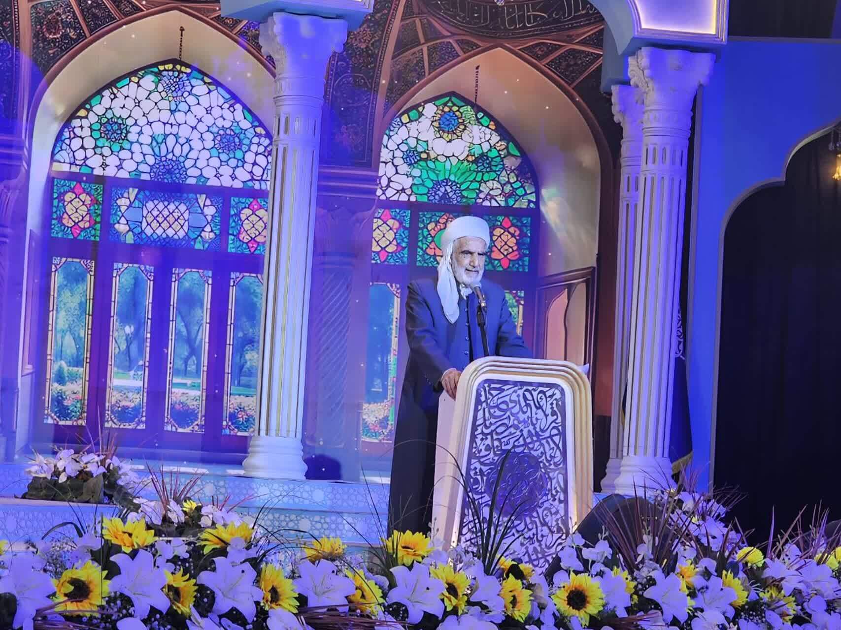 قرآن کریم راهنمای زندگی و منبع وحدت و رحمت است قرآن کریم راهنمای زندگی و منبع وحدت و رحمت است