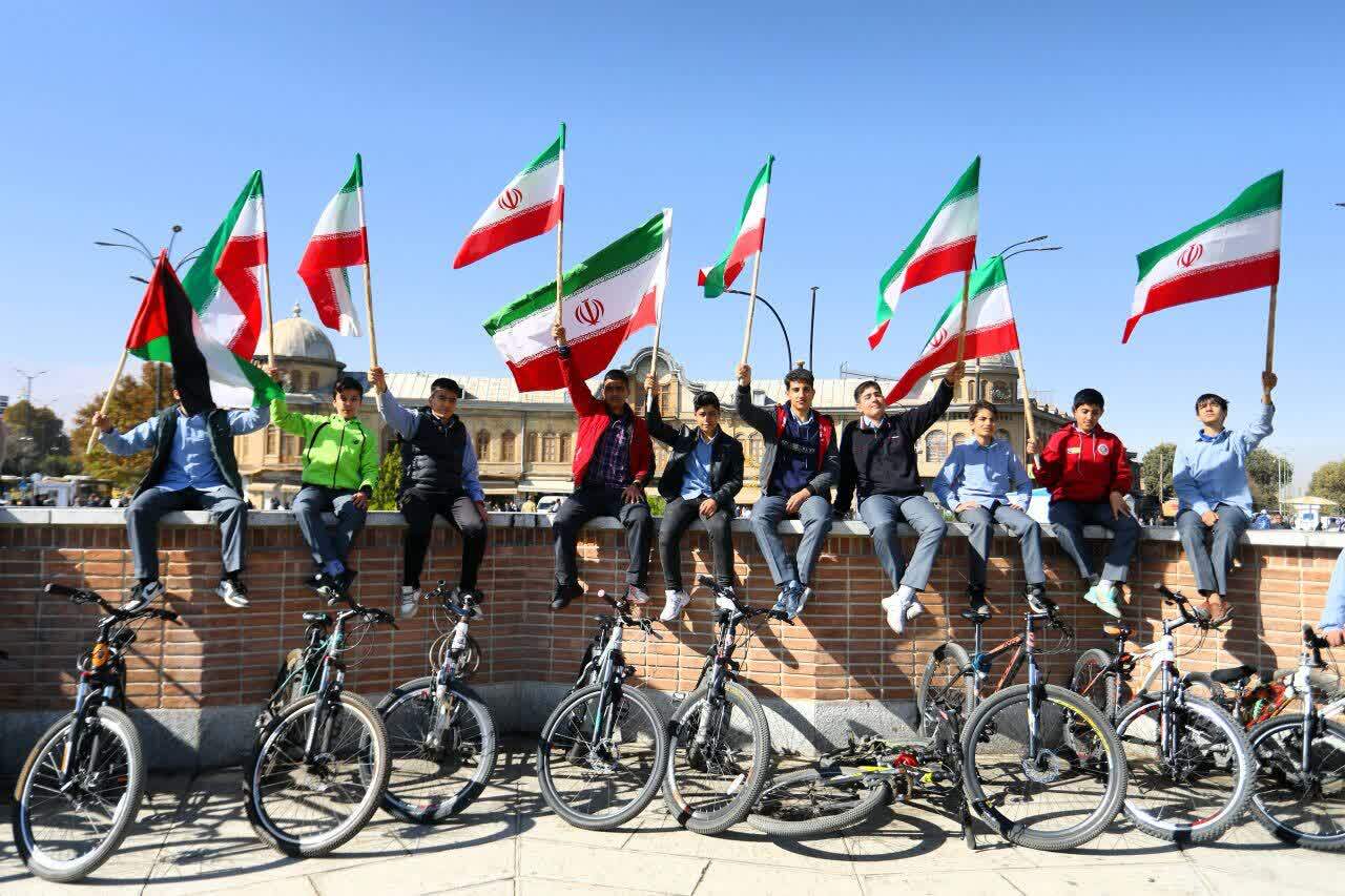 مراسم باشکوه راهپیمایی ۱۳ آبان همدان به روایت تصویر مراسم باشکوه راهپیمایی ۱۳ آبان همدان به روایت تصویر