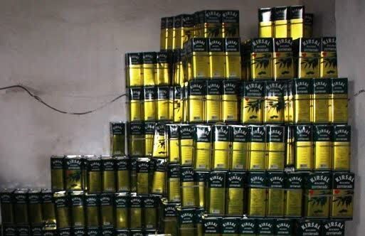 کشف روغن زیتون خارجی فاقد مجوز در کرمانشاه کشف روغن زیتون خارجی فاقد مجوز در کرمانشاه