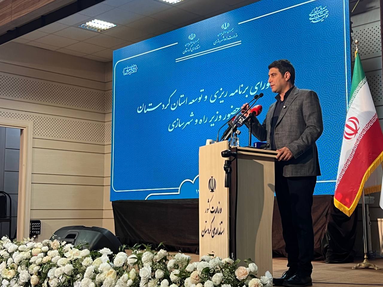 پنجاه درصد جمعیت شهری استان در سکونتگاههای غیررسمی زندگی میکنند/ درخواست تشکیل کارگروه ویژه مسکن کردستان در وزارت راه پنجاه درصد جمعیت شهری استان در سکونتگاههای غیررسمی زندگی میکنند/ درخواست تشکیل کارگروه ویژه مسکن کردستان در وزارت راه