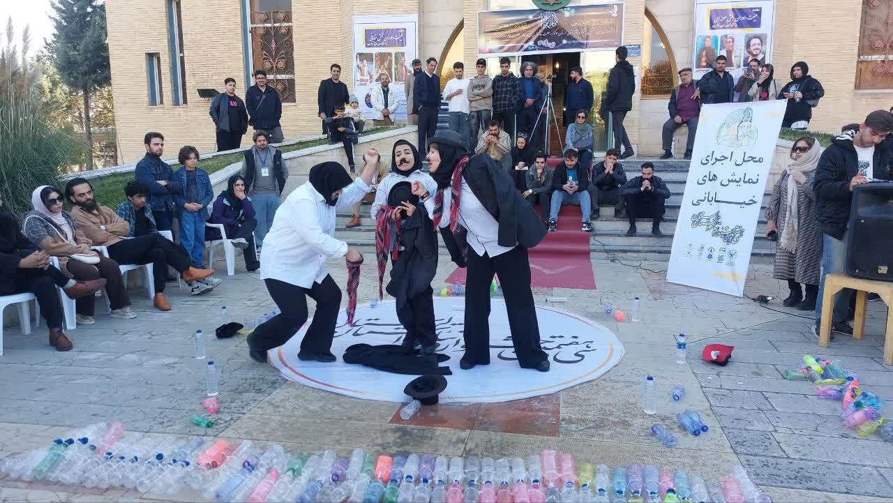 بروجرد میزبان جشنواره تئاتر لرستان؛ «نگرانم» و «بابا آب داد» به روی صحنه رفتند بروجرد میزبان جشنواره تئاتر لرستان؛ «نگرانم» و «بابا آب داد» به روی صحنه رفتند