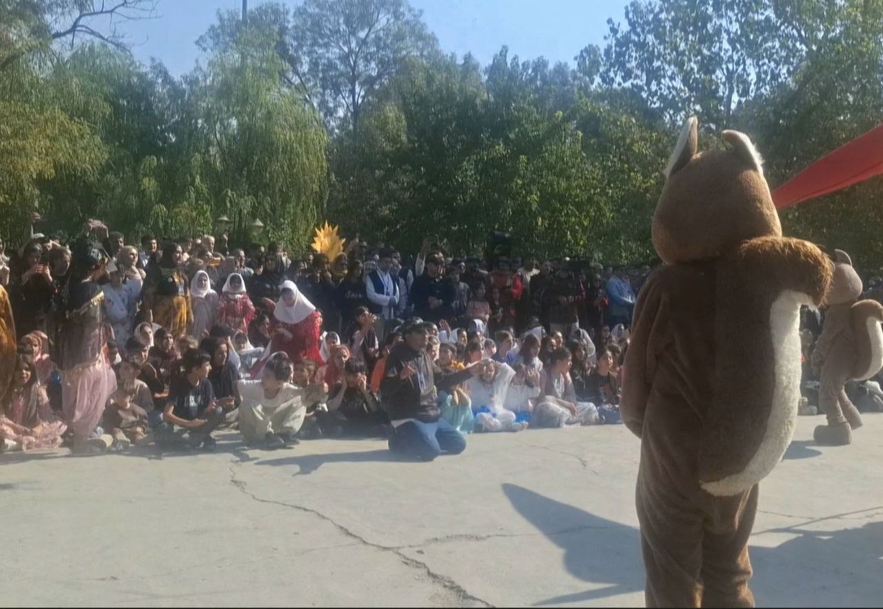 آغاز پرشور هجدهمین جشنواره بینالمللی تئاتر خیابانی مریوان با کارناوال شادی و حضور هنرمندان داخلی و خارجی آغاز پرشور هجدهمین جشنواره بینالمللی تئاتر خیابانی مریوان با کارناوال شادی و حضور هنرمندان داخلی و خارجی