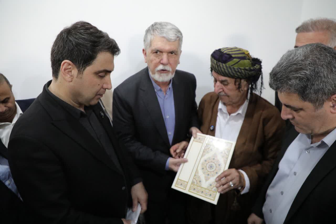 تجلیل وزیر فرهنگ و استاندار کردستان از استاد آواز هورامان، عثمان هورامی تجلیل وزیر فرهنگ و استاندار کردستان از استاد آواز هورامان، عثمان هورامی