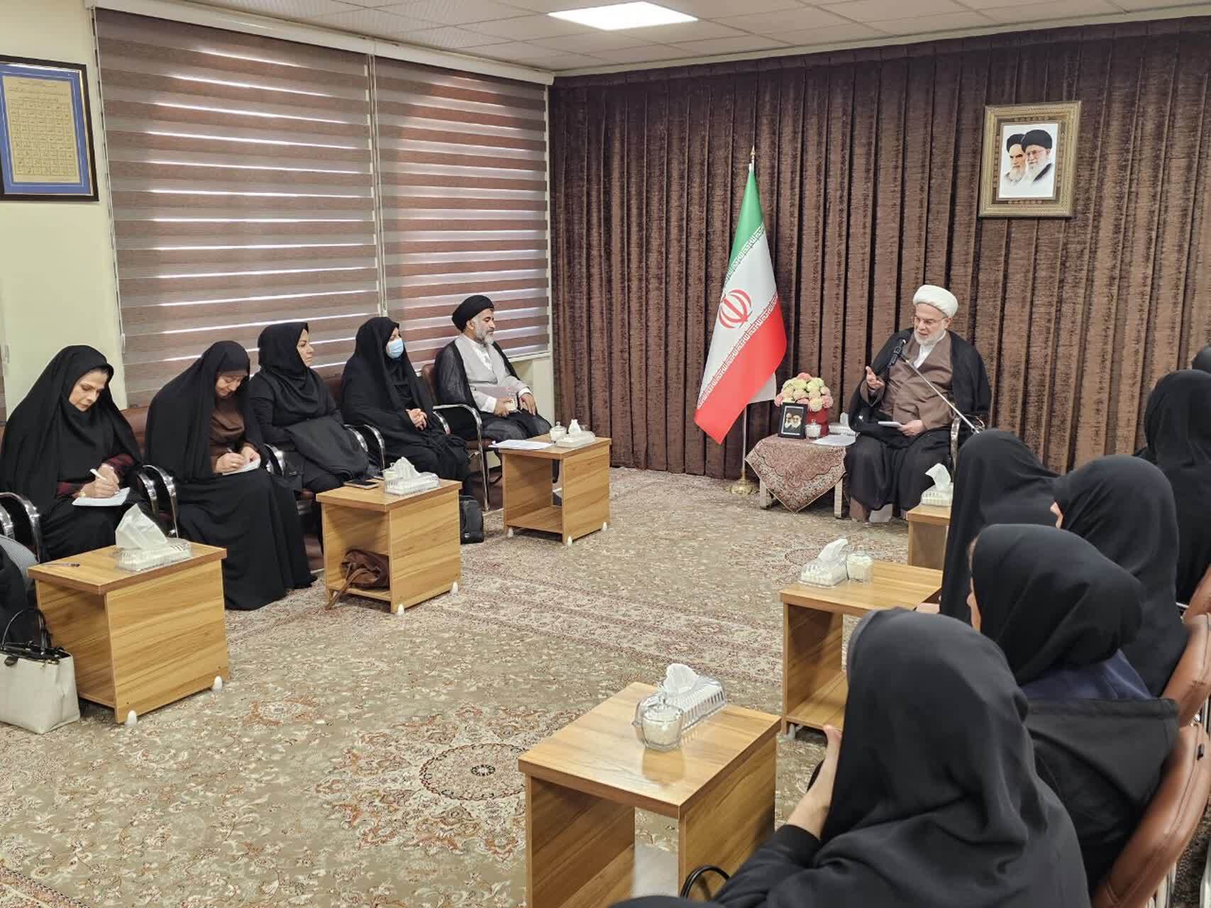 برنامههای هفته زن باید از شکل تشریفاتی فاصله بگیرد برنامههای هفته زن باید از شکل تشریفاتی فاصله بگیرد