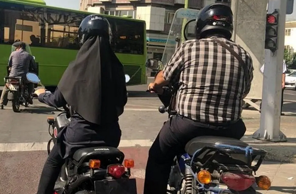 موتورسواری بانوان هر روز بیشتر از دیروز/ واقعیتی که دیده میشود، قانونی که دیده نمیشود موتورسواری بانوان هر روز بیشتر از دیروز/ واقعیتی که دیده میشود، قانونی که دیده نمیشود